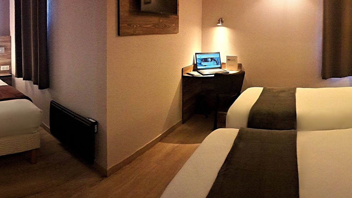 Lons Hotel | Brit Hotel Confort Pau Lons