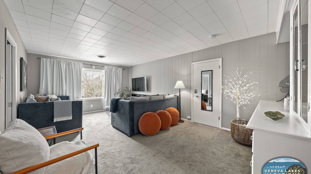 Lake Geneva Apartment | Broad Street Suites 1,2 & 3 |Sleeps 20 |Parking for 7 Vehicles |Downtown |Events |Horticultural Hall