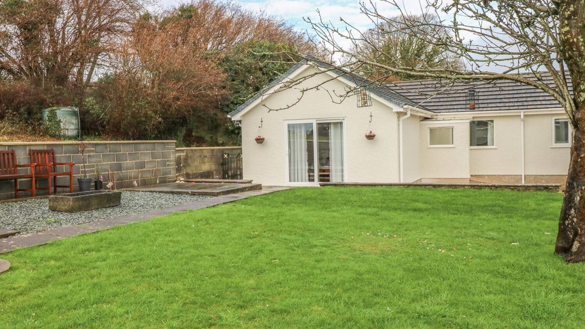 Kidwelly Cottage | BROADFORD FARM BUNGALOW, family friendly, with a garden in Kidwelly