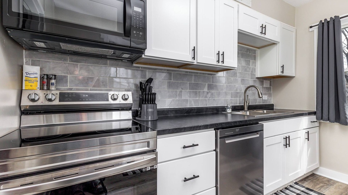 Dubuque House | Broadlawn Bungalow - 2BR/1 Bath w pullout