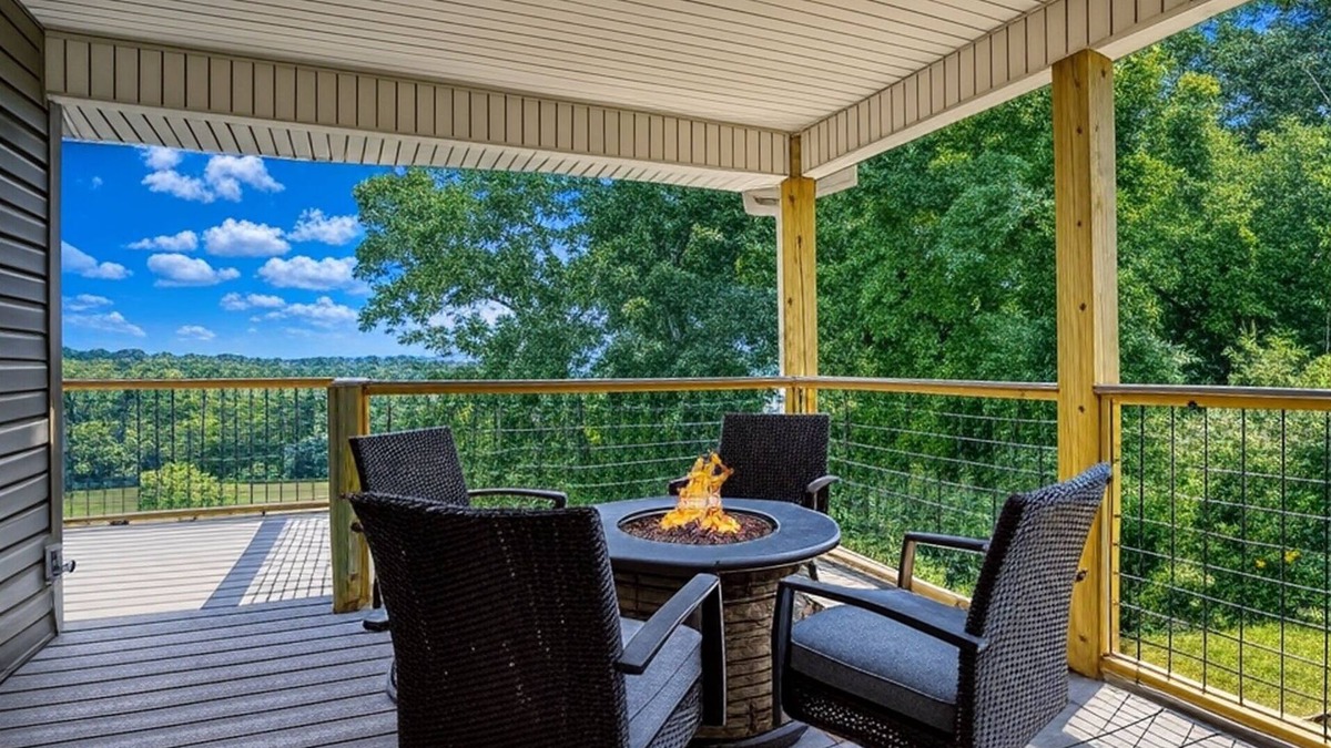 Kodak House | Broadview, River, Golf Course, Games, free Attraction Tickets, WIFI!