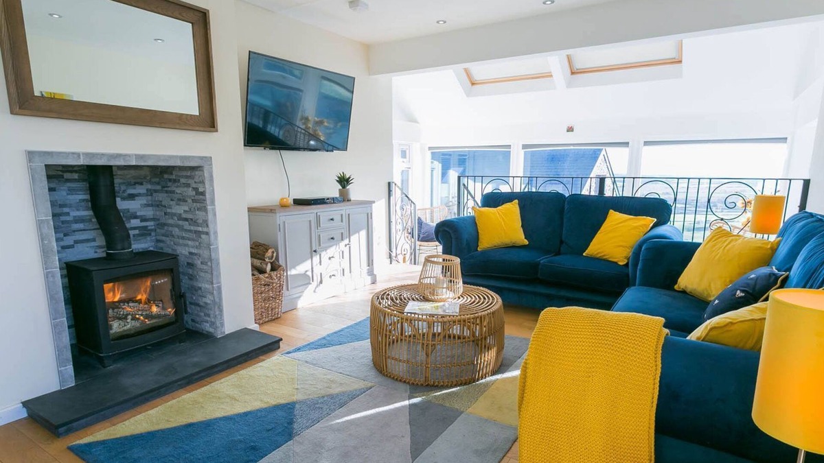 Llanerchymedd Cottage | Bron Heulog - a dog that sleeps 6 guests in 3 bedrooms