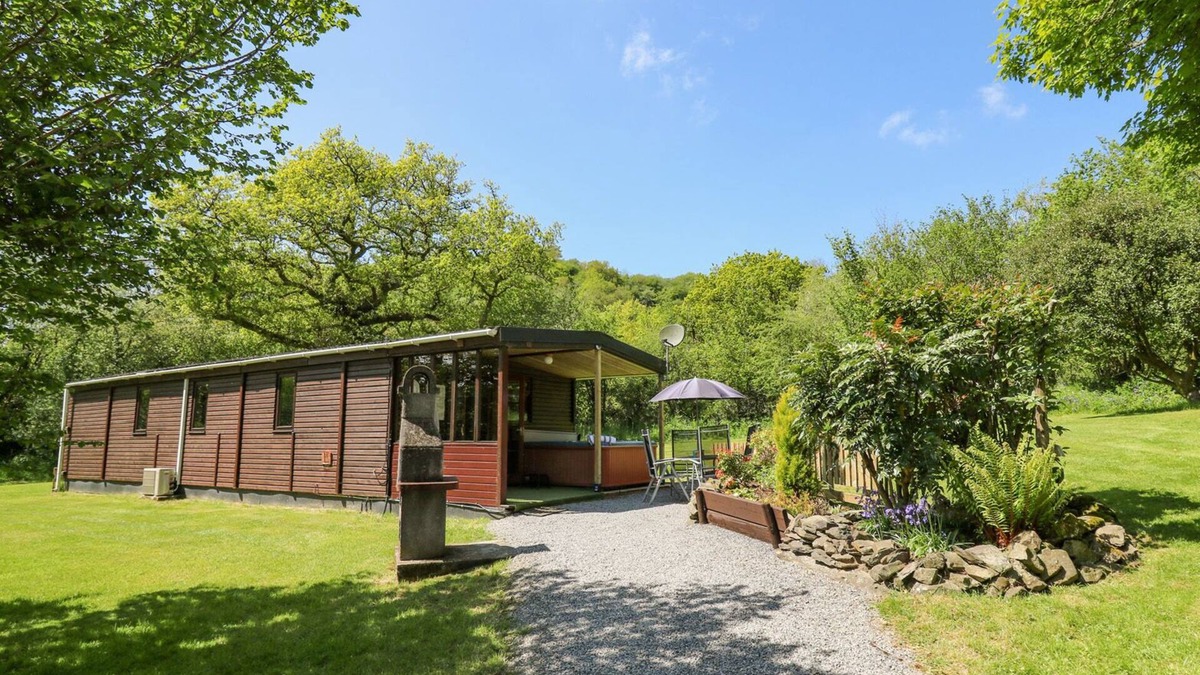 Llandysul Cottage | BROOK LODGE, pet friendly, character holiday cottage in Penrhiwllan