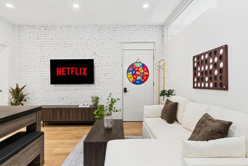 Corey Hill Apartment | Brookline LUX Apt Rooftop GameRoom Subway