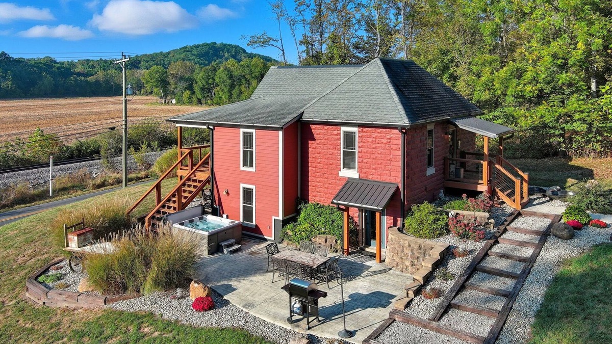 Helmsburg House | Brown Co, Hot Tub, King Bed, Sleeps 10, Bumper Pool, 5 Smart TVs Firepit, Grill
