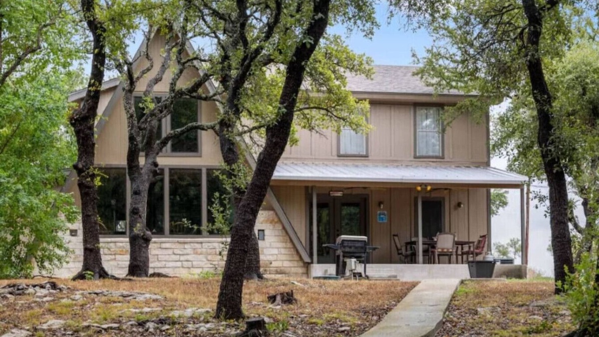 Brownwood House | Brownwood Lodge - Roomy Lakeside