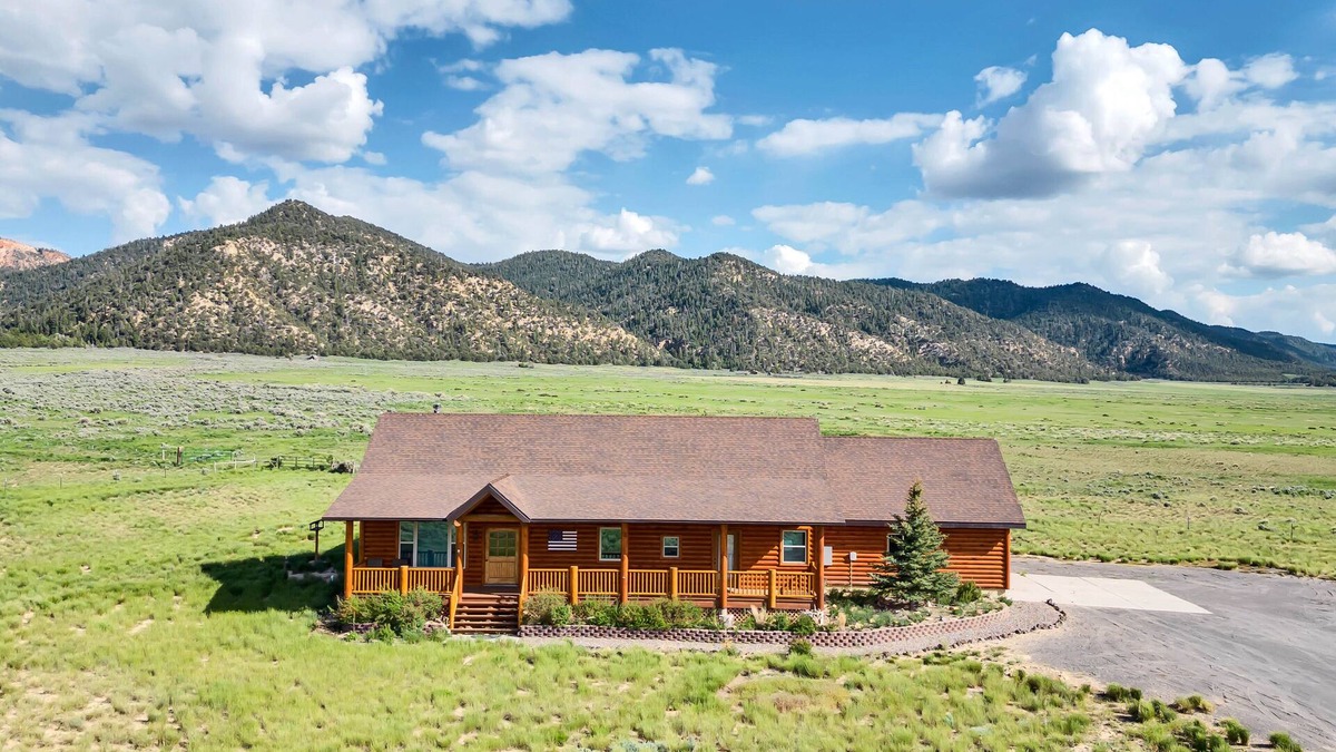 Panguitch Cabin | Bryce Canyon Retreat, Awesome Paunsaugaunt cabin - Incredible views on private l