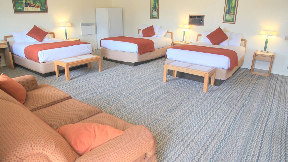 Hatch House | Bryce Zion Inn Family room w/2 bathrooms. Sleeps 6