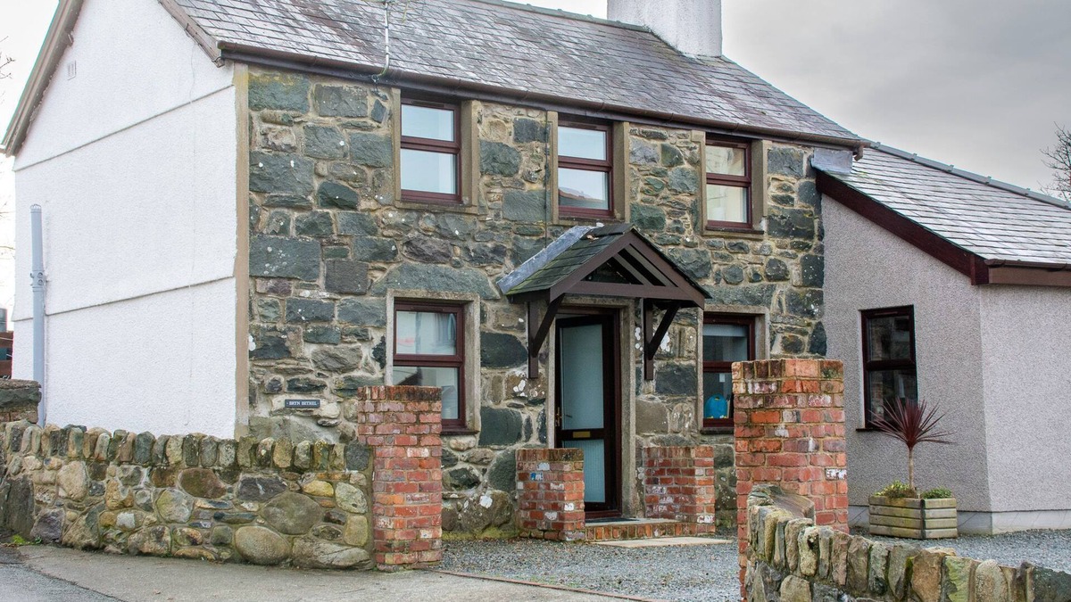 Dinas Cottage | Bryn Bethel - sleeps 6 guests in 3 bedrooms