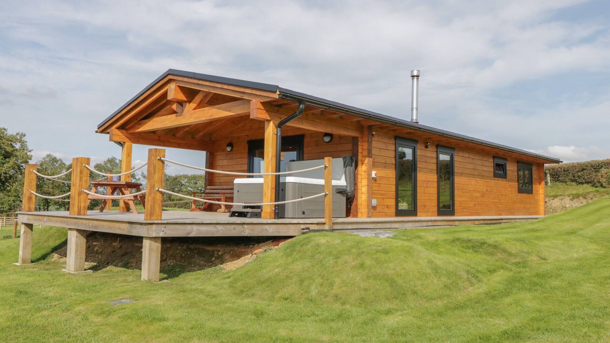 Machynlleth Cottage | BRYN EIDDON LOG CABIN, pet friendly, with hot tub in Machynlleth