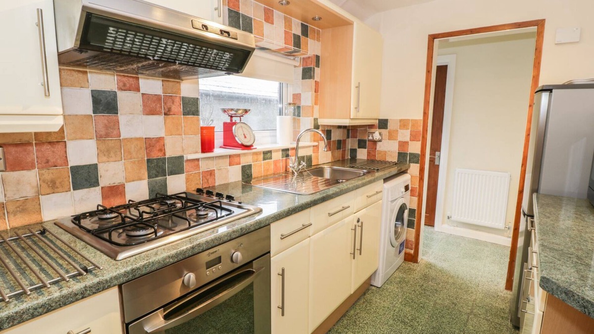 Manod Cottage | BRYN EITHIN, pet friendly, with a garden in Manod