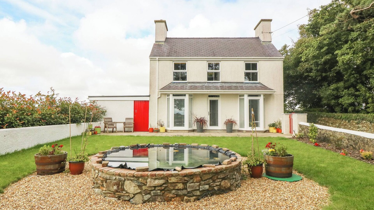 Malltraeth House | BRYN TIRION, family friendly, character holiday cottage in Llangefni