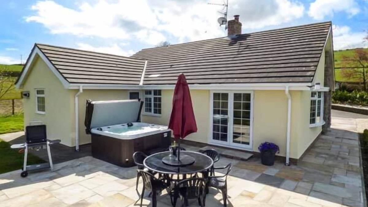 Betws yn Rhos Cottage | BRYN TIRION, family friendly, luxury holiday cottage in Betws Yn Rhos