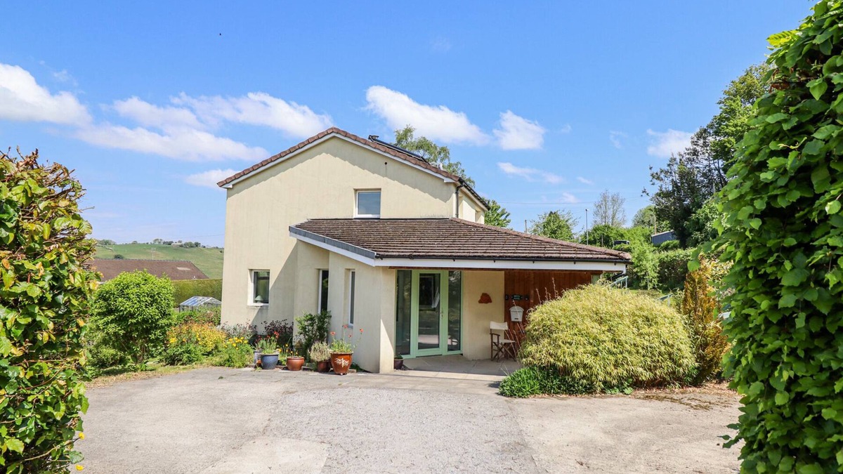 Welshpool House | BRYNAWEL, pet friendly, with open fire in Llanfair Caereinion
