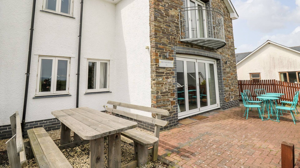Aberystwyth Cottage | BRYNHYFRYD, pet friendly, with pool in Aberystwyth