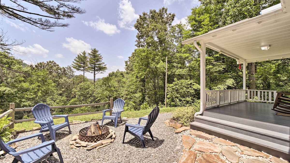 Bryson City Cottage | Bryson City Retreat: Fire Pit + Mountain Views!