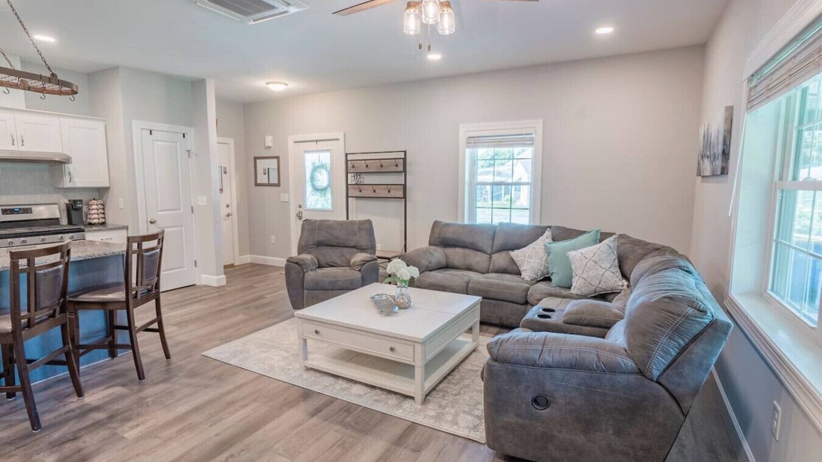 Mill Pond Acres Apartment | Bubba & Banjo's Garage Apt