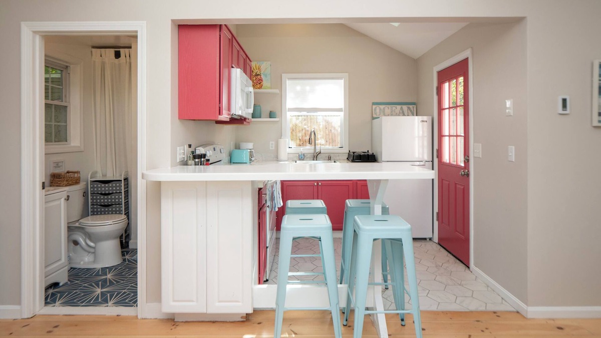 Middletown House | Bubbly Sunlit Newport cottage near fantastic beach area!