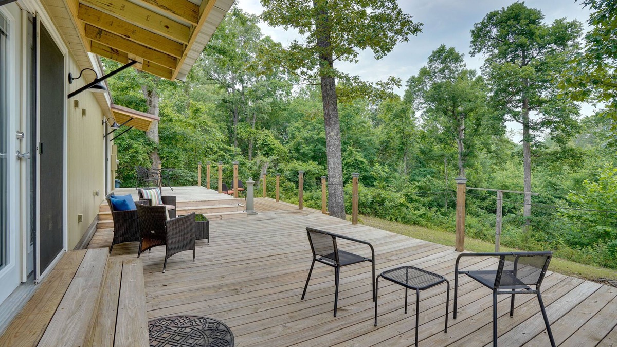 Buchanan House | Buchanan Home w/Deck, 4 Mi to Paris Landing!
