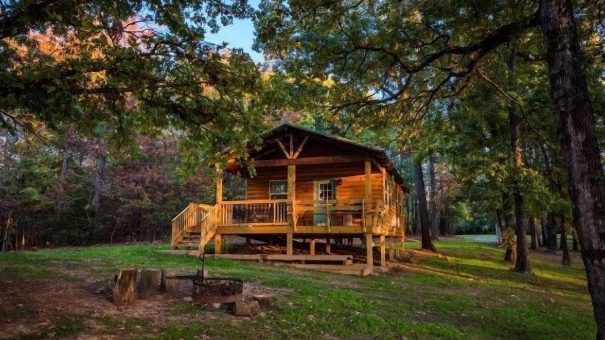 Whittington Cabin | Buck Cabin is a Fully Furnished Lake Side Cabin on Rend Lake Comfortable for all