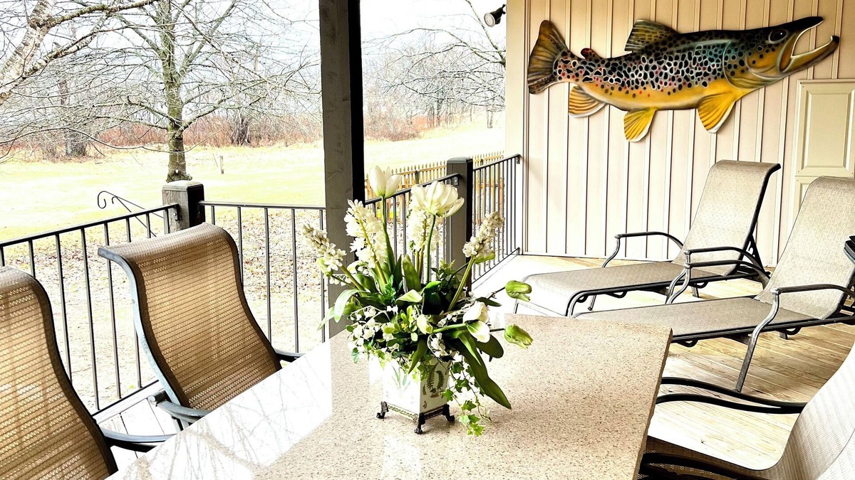Cotter House | Buck Trout Lodge, River access, Bank fishing. Guest favorite in Cotter