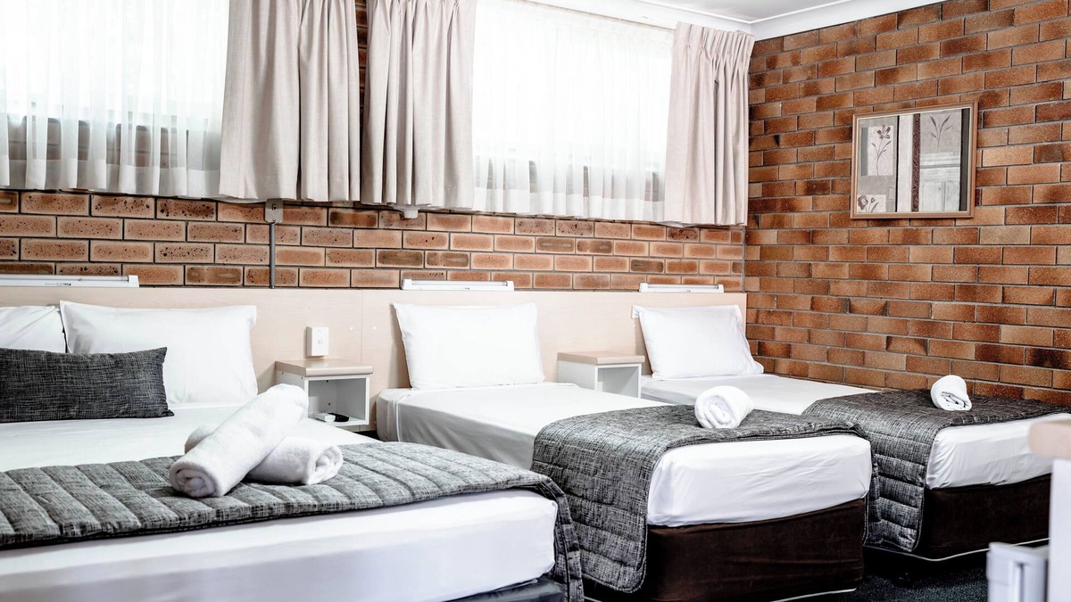 Warwick Hotel | Buckaroo Motor Inn