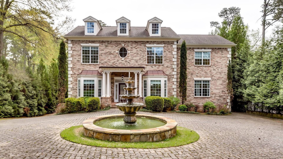 Buckhead House | Buckhead fenced N Gated Ensuited 6BD,8bath Estate, 5mins to shopping.Sleeps 12