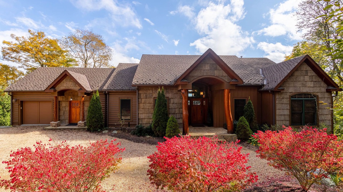 Sugar Mountain Cabin | Buckhorn Lodge - Spacious Luxury Home Near Sugar Mountain Resort, Pool Table, Hot Tub, Views