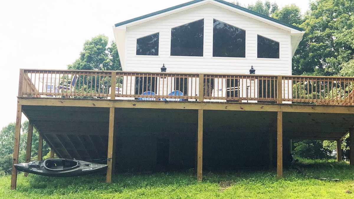 Keslers Cross Lanes House | Buckingham cabin #1@the lake minutes from New River Gorge National Park/hot tub