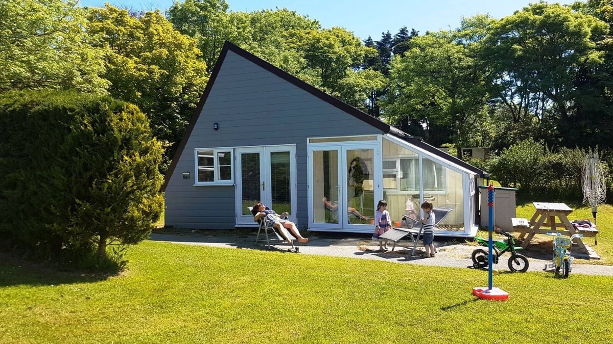 Kilkhampton Cabin | Bude 2 bed detached holiday lodge sleeps 5, kilkhampton Cornwall dog welcome .