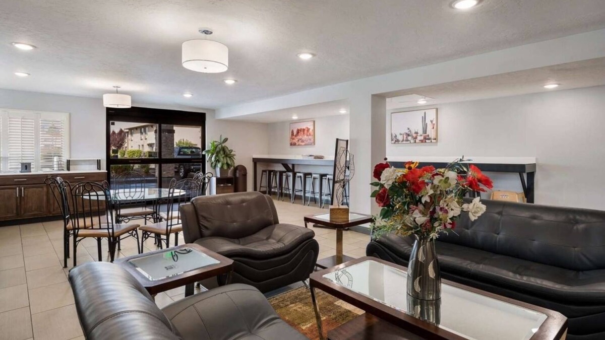 Ontario Hotel | Budget Deal at Ontario! Pool, Free Breakfast, Near Scotch Pines Golf Course