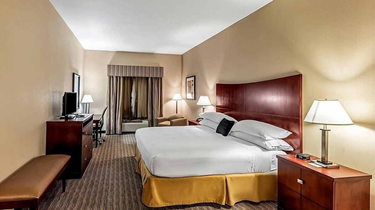 Mineral Wells Hotel | Budget-Friendly Accommodations at Red Lion Inn & Suites Mineral Wells! Pool!