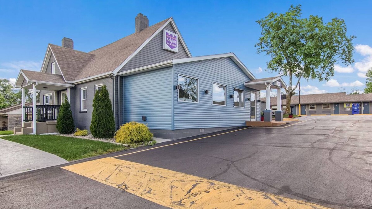Salem Resort | Budget-Friendly Stay in Knights Inn & Suites Salem! Free Breakfast, Pets Allowed