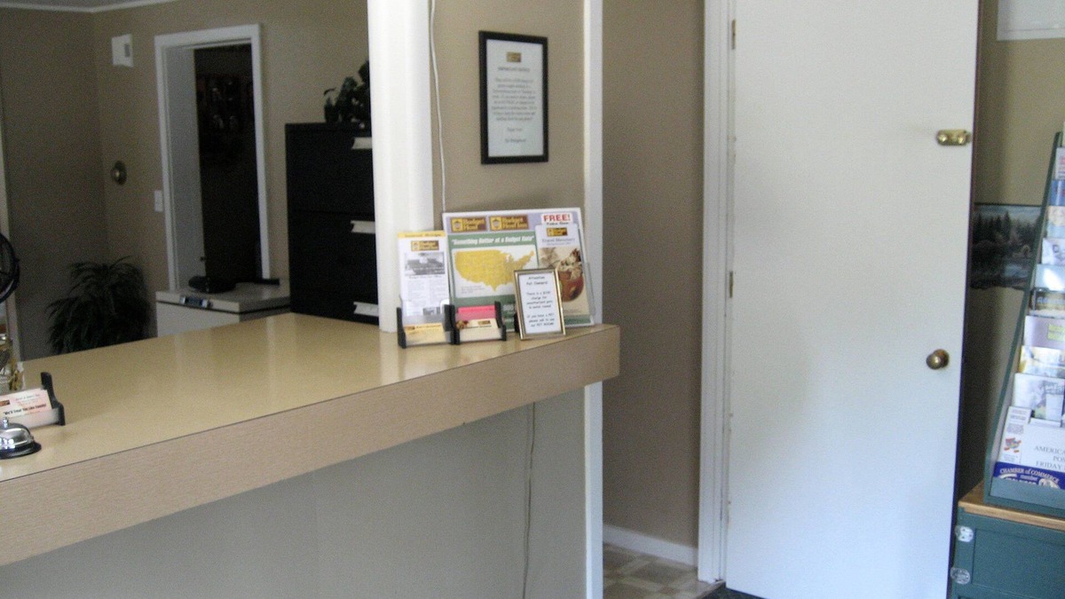Ironwood Hotel | Budget Host Cloverland Motel
