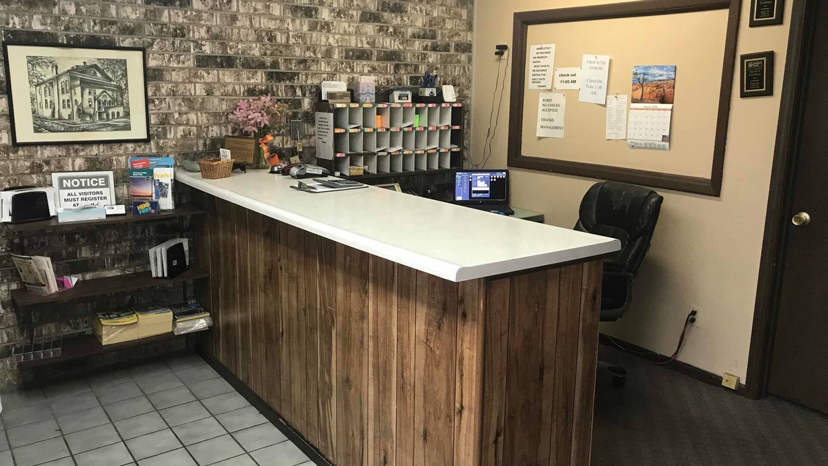 Kirksville Hotel | Budget Host Village Inn