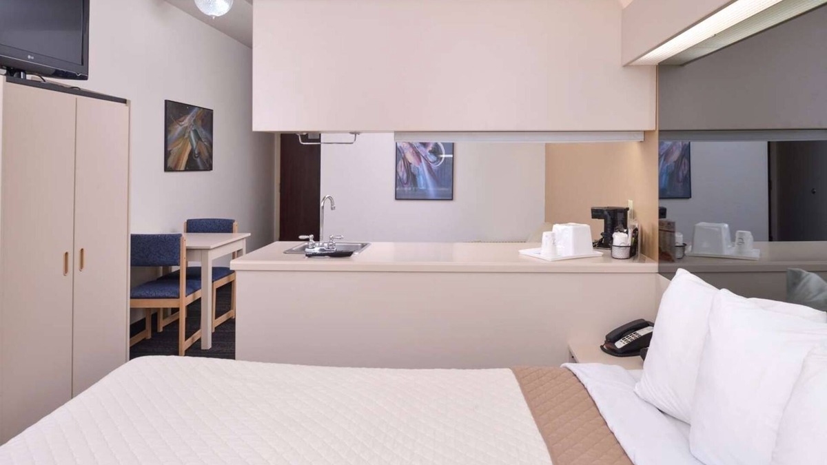 Maryville Hotel | Budget-Minded Traveler's Dream: Comfortable Room with Breakfast Included