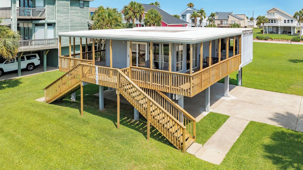 Pirates Beach House | Budget & Pet Friendly Beachside Home w/Easy Walk to Beach