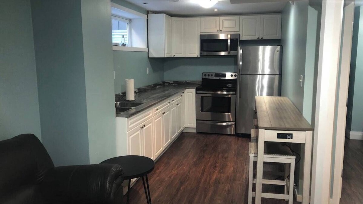 Grande Prairie Apartment | Budget Stay | Kitchen Essentials | WIFI | Parking