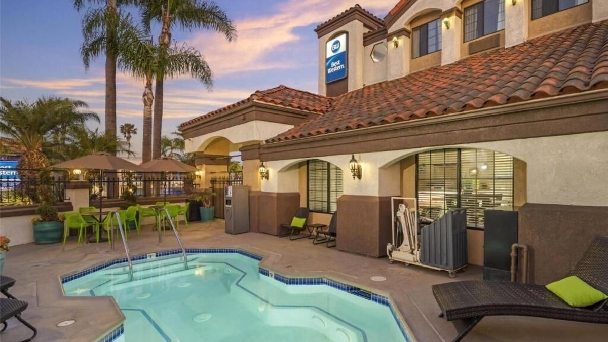 North Redondo Hotel | Budget Stay w/Breakfast Included – Minutes from South Bay Galleria Mall