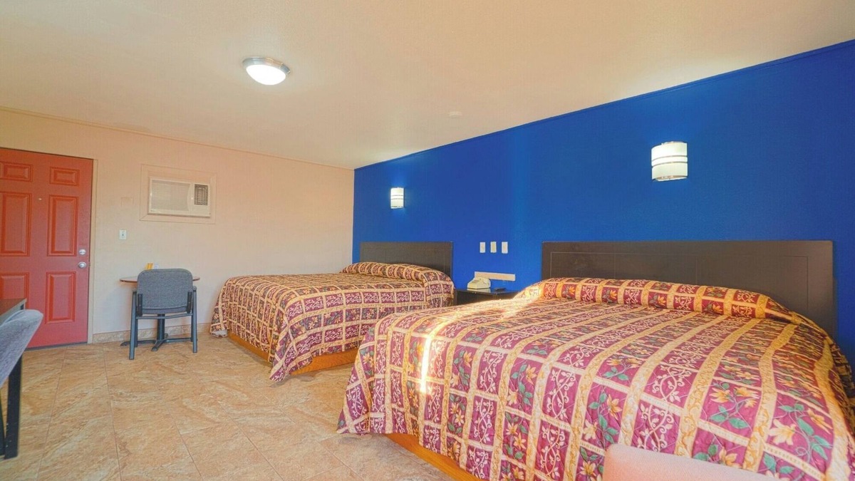 Weslaco Hotel | Budget Stay with King Bed – Close to Llano Grande Lake & Park