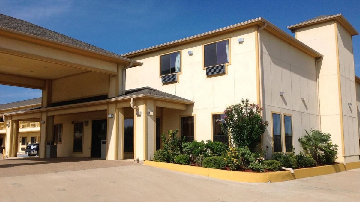 Hearne Hotel | Budgetel Inn & Suites