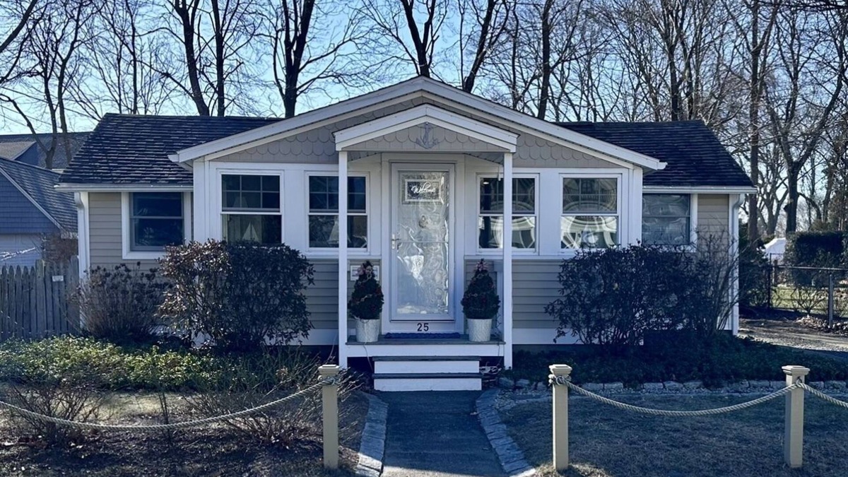 North Kingstown Cottage | Buena Vista Cottage - Walk to 2 beaches! - 15 mins to Newport