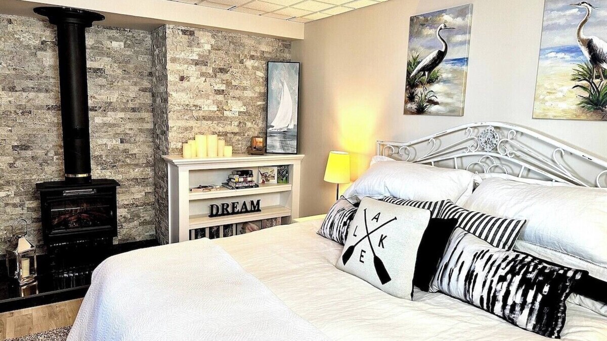 Rochon Sands Apartment | Buffalo Lake Lakefront Sunroom KingBD