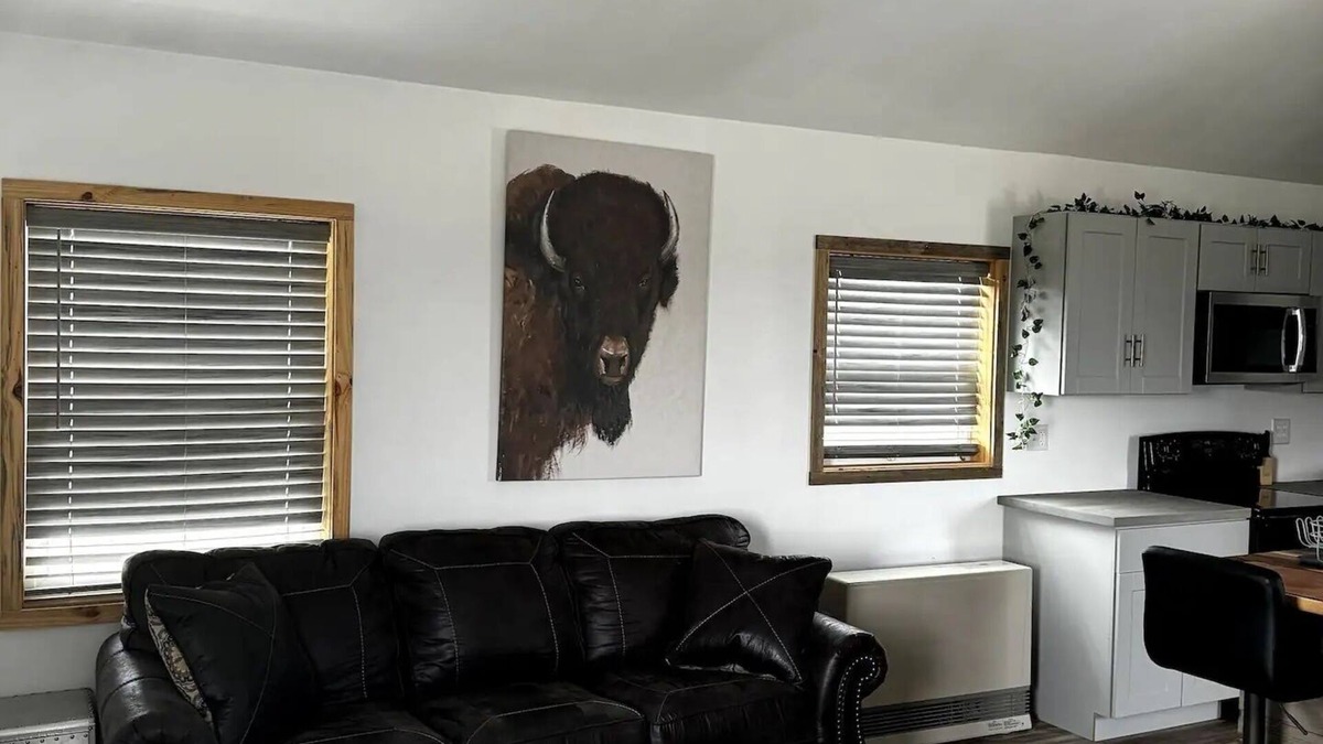 Blackfeet Indian Reservation House | Buffalo Loft- 1-bedroom house with WiFi, AC, located near Glacier National Park