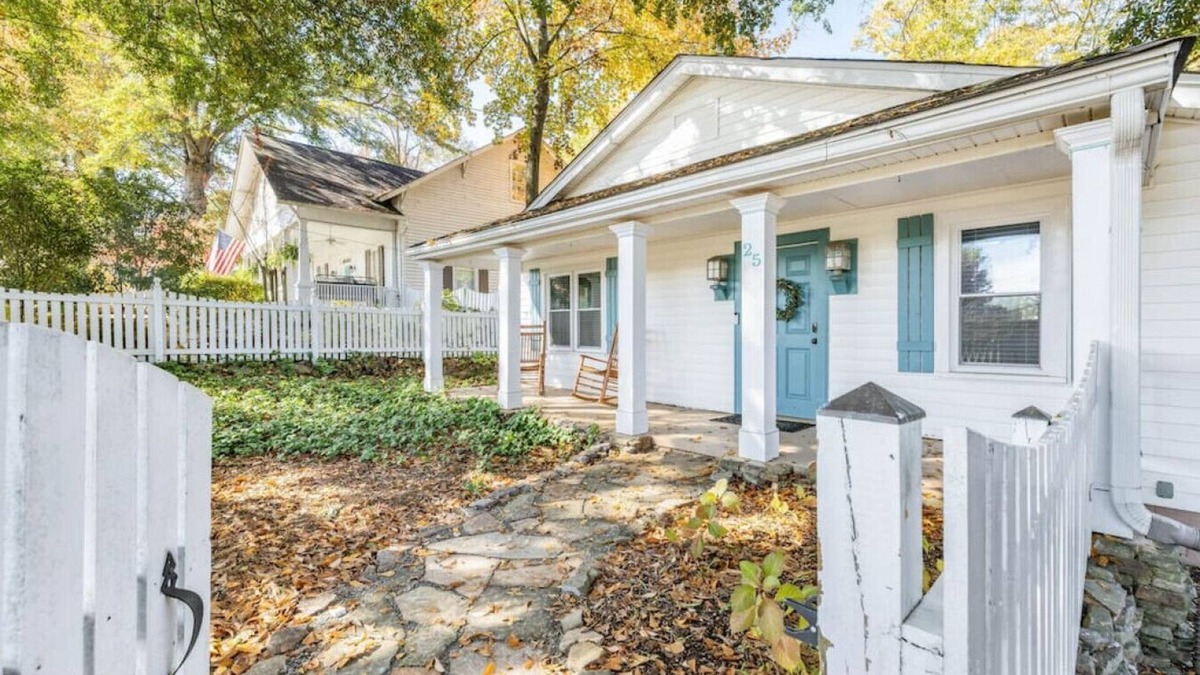 Buford Cottage | Buford Getaway Fall Stay Near Train & Downtown