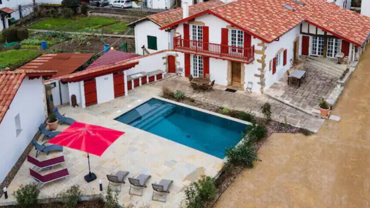 Espelette House | Built 1610, Renovated 2022-Stroll to Town-Heated Pool-Parking-Walk to town-Pets