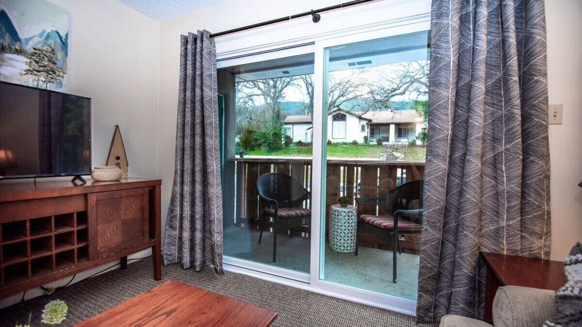 Mariposa Apartment | Bullion Street Homes. Bridalveil Falls 1/2 Block Walk to All (#2)