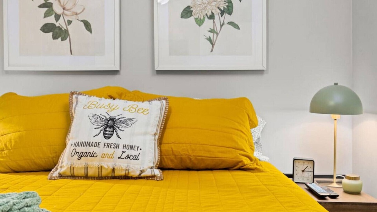 Peoria Heights House | Bumble Bee Cottage - Quiet comfort for 2