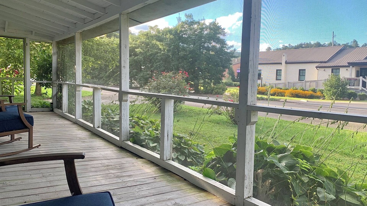 Ellijay Cottage | Bumble Bee Cottage downtown historic Ellijay walk to dinner and much more
