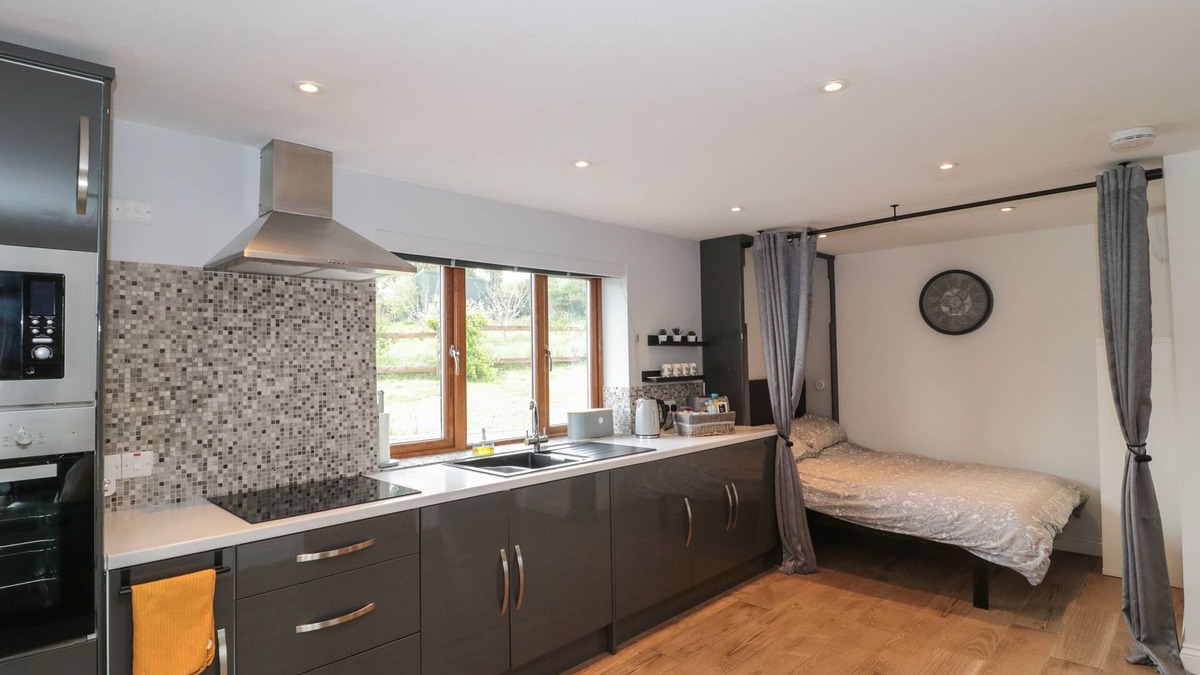Axminster Cottage | Bumble Bee Retreat